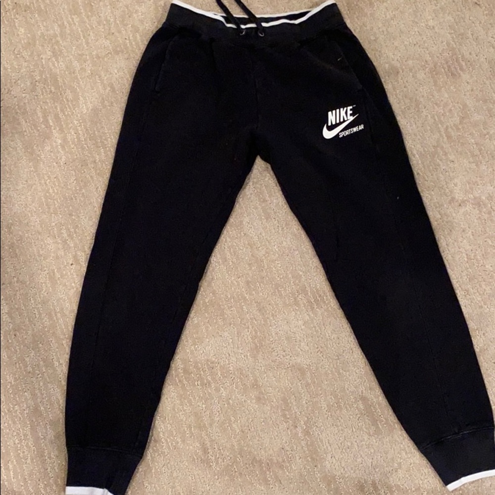 BLACK NIKE SWEATPANTS